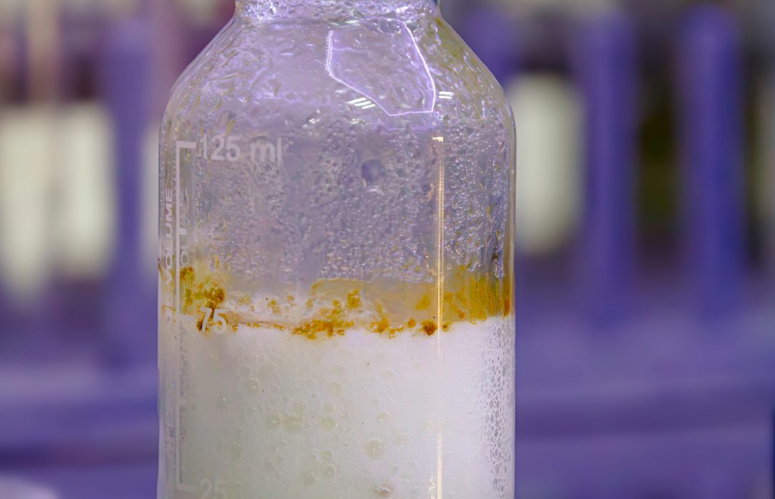Laboratory bottle with a separated fluid sample