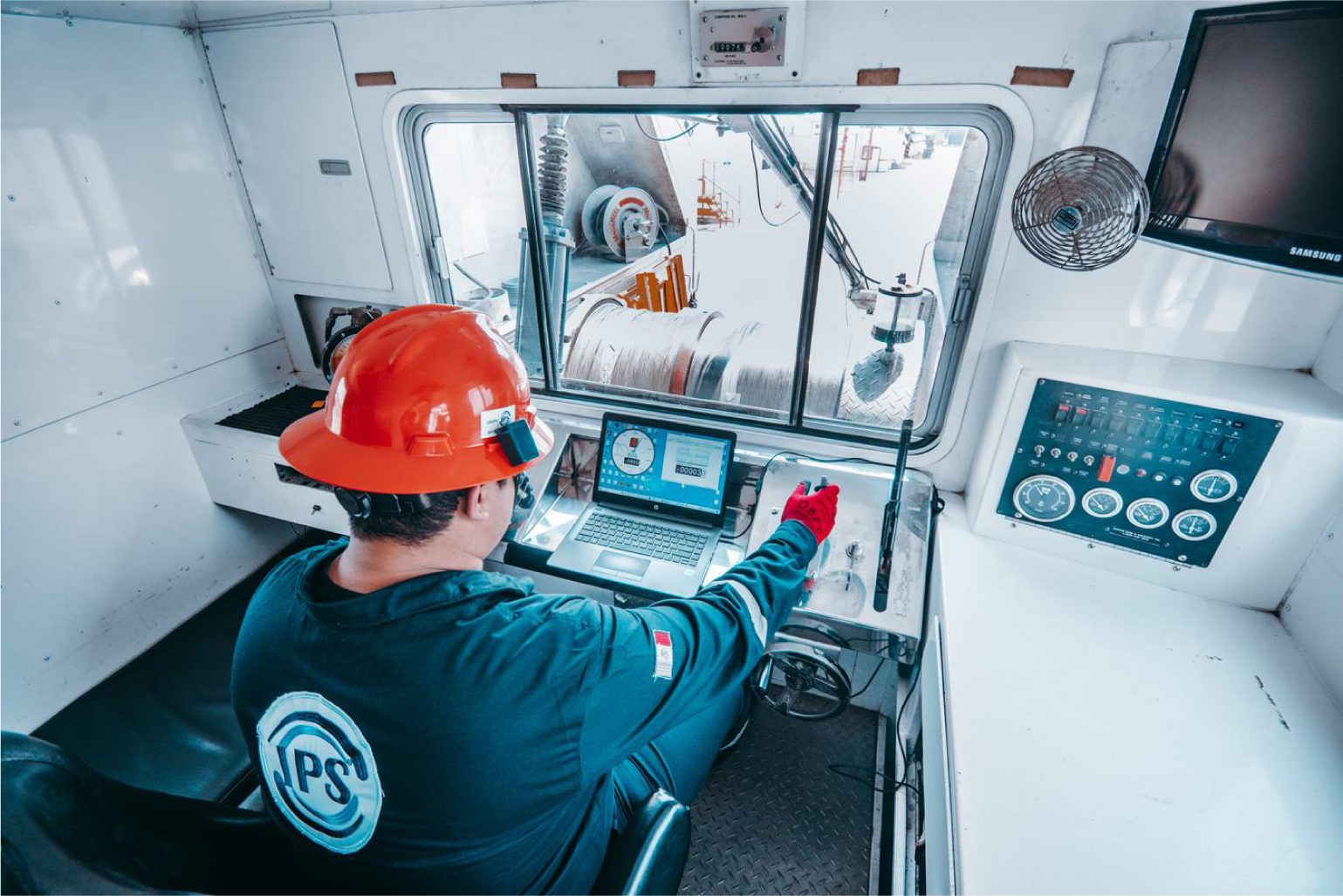 Operator at the data acquisition console inside a field unit