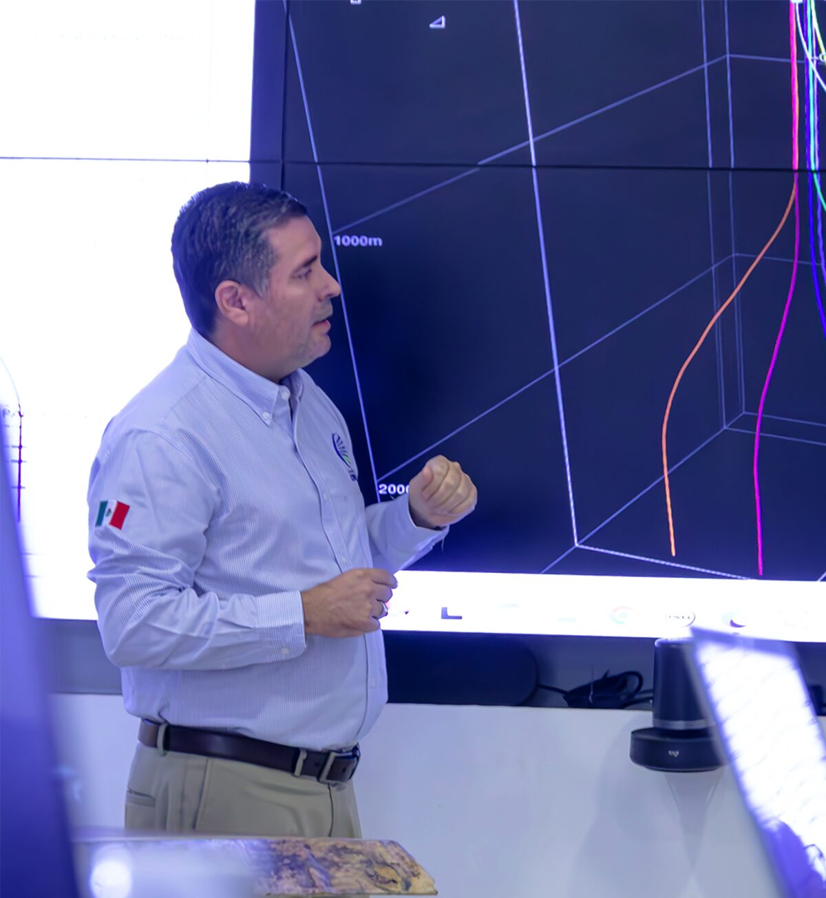 Engineer presenting a BHA analysis